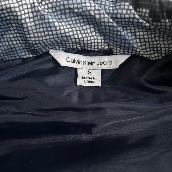 Boys, size 5, Calvin Klein vest. - Picture 2 of 2